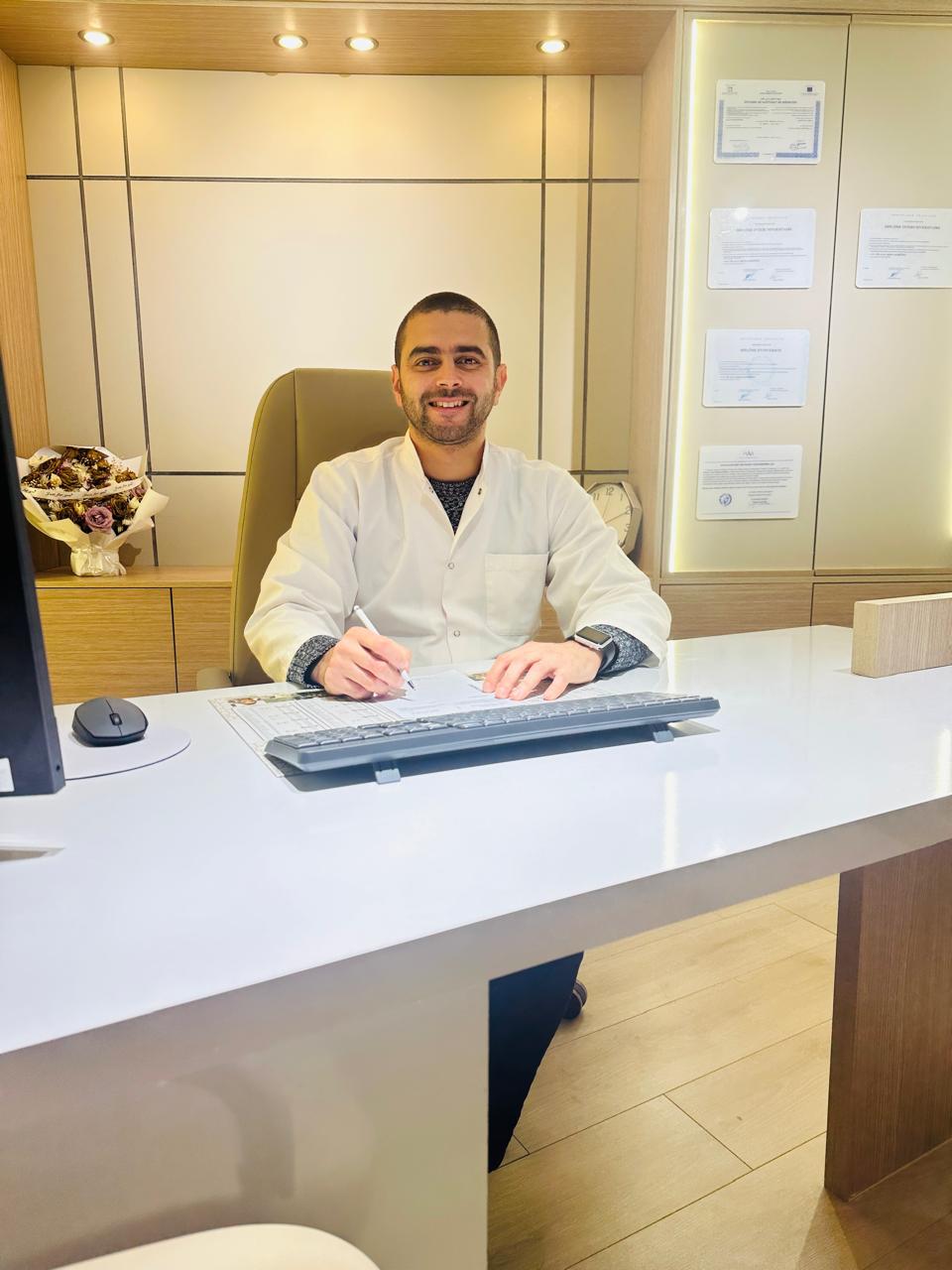 Dr Ilias Bzioui au cabinet